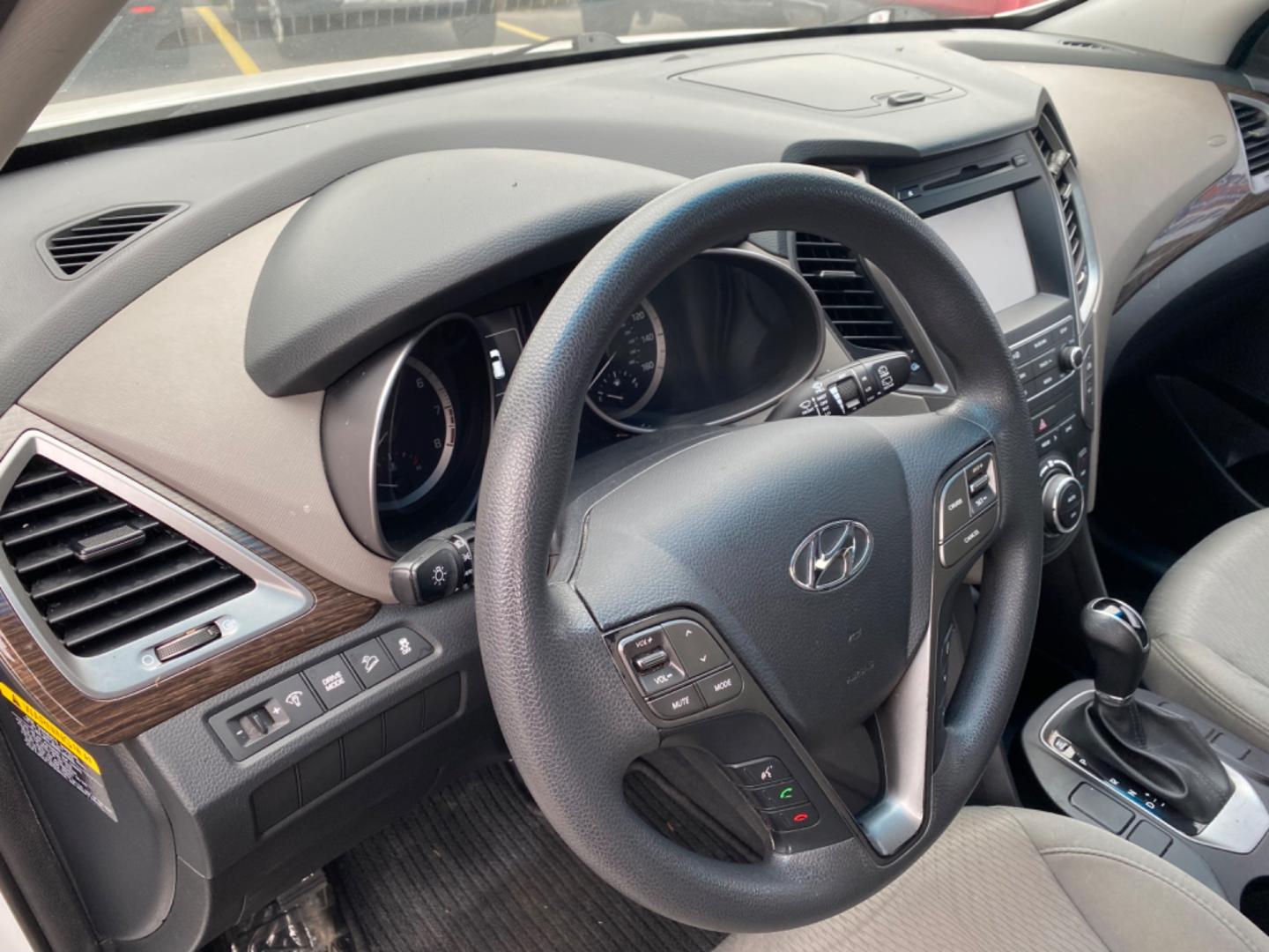 2017 WHITE Hyundai Santa Fe Sport 2.4 FWD (5XYZU3LB8HG) with an 2.4L L4 DOHC 16V engine, 6A transmission, located at 420 I-35E, Lancaster, TX, 75146, (469) 297-4144, 32.593929, -96.823685 - Photo#4